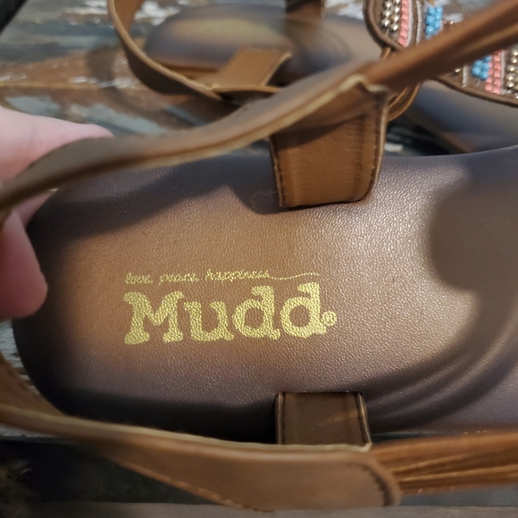 NWT MUDD Sandals T Strap Beaded Details Cognac Brown Color size 7/8 - Picture 3 of 7